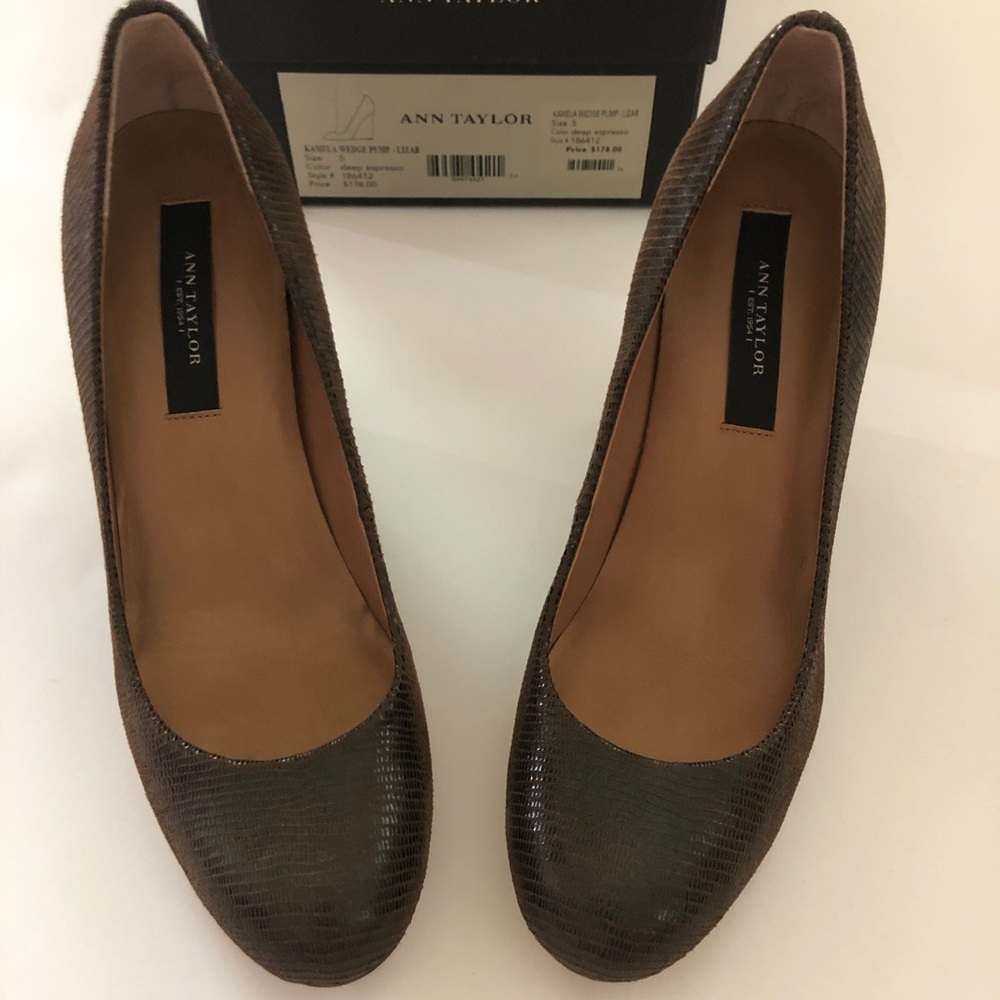 Ann Taylor Kamela Wedge Pump Brown Sz 5 EUC